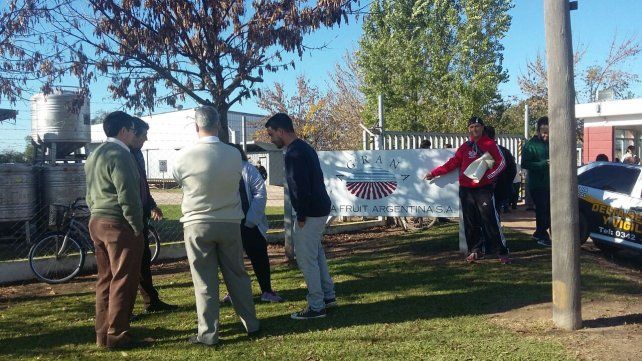 Afuera. Hoy los trabajadores no pudieron ingresar a la planta.