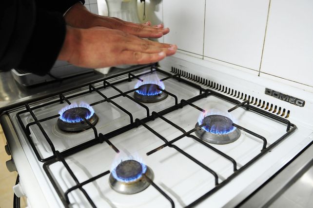Mucha gente prende hornallas para calentarse. El color de la llama es clave para saber si está perdiendo monóxido de carbono. 