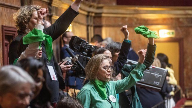 Francia el primer país en proteger el aborto en su Constitución.