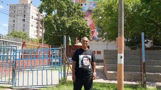 Tom Arriola en la canchita donde dio sus primeros pasos en el fútbol y donde jugó nada menos que Lionel Messi.