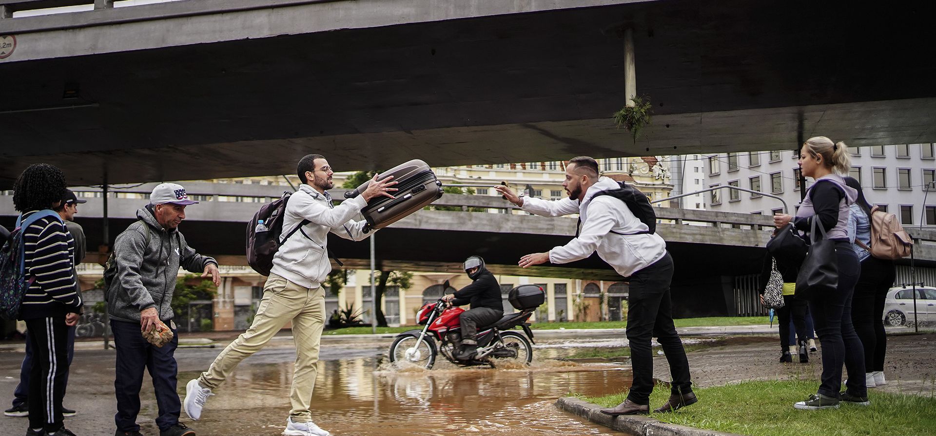 Personas evacuan de una zona inundada por fuertes lluvias, en Porto Alegre, estado de Rio Grande do Sul, Brasil, el viernes 3 de mayo de 2024. (Foto AP/Carlos Macedo) Personas evacuan de una zona inundada por fuertes lluvias, en Porto Alegre, estado de Rio Grande do Sul, Brasil, el viernes 3 de mayo de 2024. (Foto AP/Carlos Macedo)
