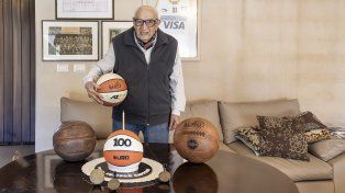 Ricardo González, en su casa, con la torta y las pelotas, en el día de su centenario.