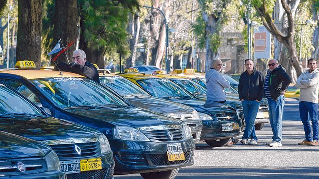 Postura de reclamo. Los taxistas cuestionan la irrupción de Uber en el mercado local.