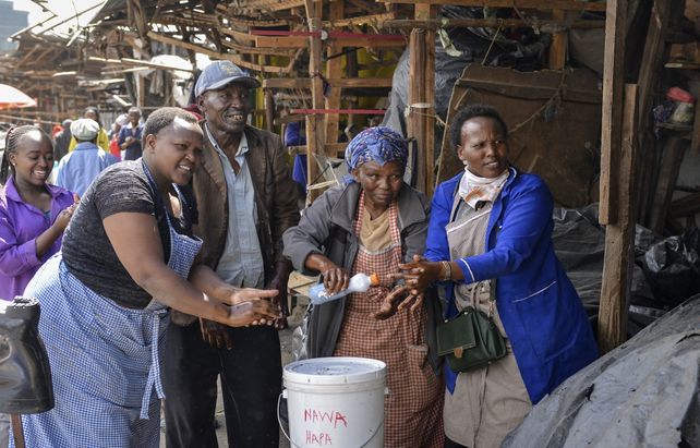 Precariedad. Vendedores de un mercado callejero de Nairobi