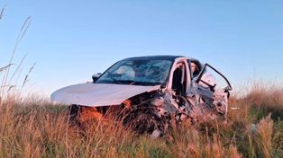Porducto del choque, el conductor del auto terminó con lesiones y fue llevado a un sanatorio de Rosario.