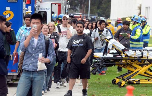 Estudiantes aguardan fuera de la universidad tras el ataque.