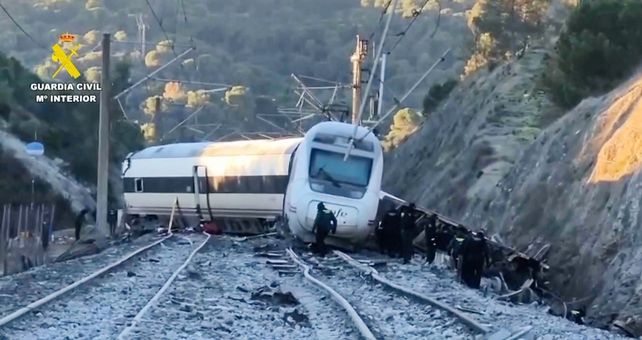 Los servicios de emergencia trabajan en las inmediaciones de uno de los trenes implicados en el accidente