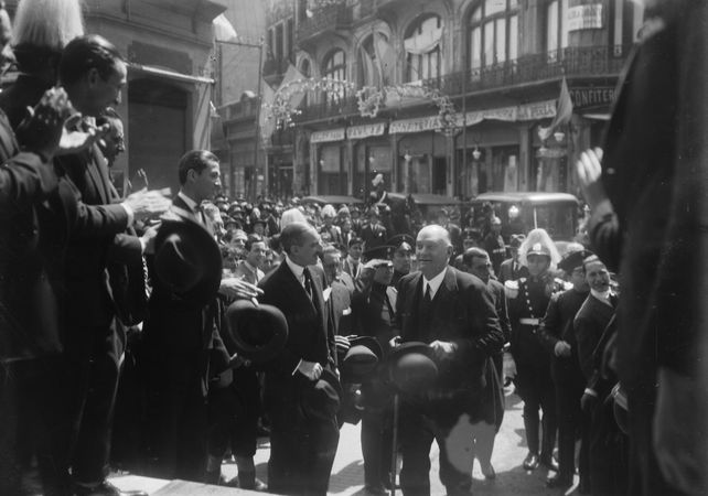 Alvear ingresando al Jockey Club en Maipú y Córdoba el 3 de octubre de 1925. 