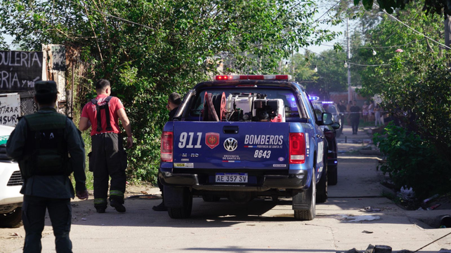 Bomberos Zapadores en la zona de Barra al 1300 bis, donde esta mañana vecinos incendiaron el auto del presunto asesino de un joven de 18 años. 