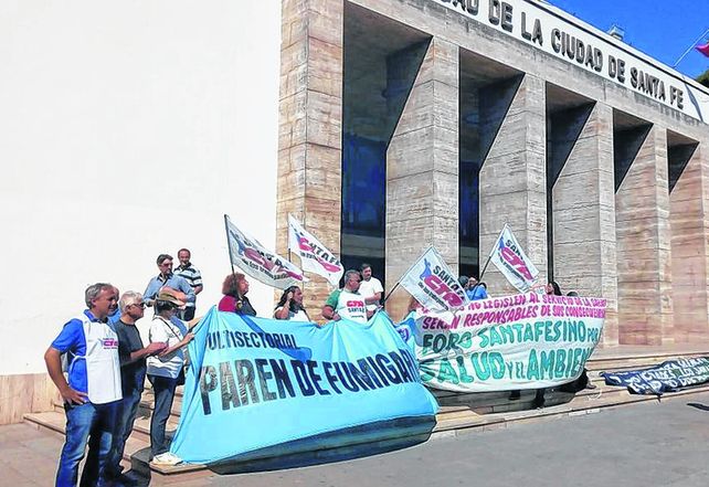 Frente al Municipio y el Concejo. Distintas organizaciones se movilizaron el lunes pasado apoyadas por ediles.