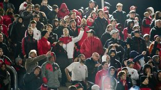 A más de una hora del partido, las tribunas del estadio Ciudad de San Nicolás empiezan a cubrirse de los hinchas de Newells.
