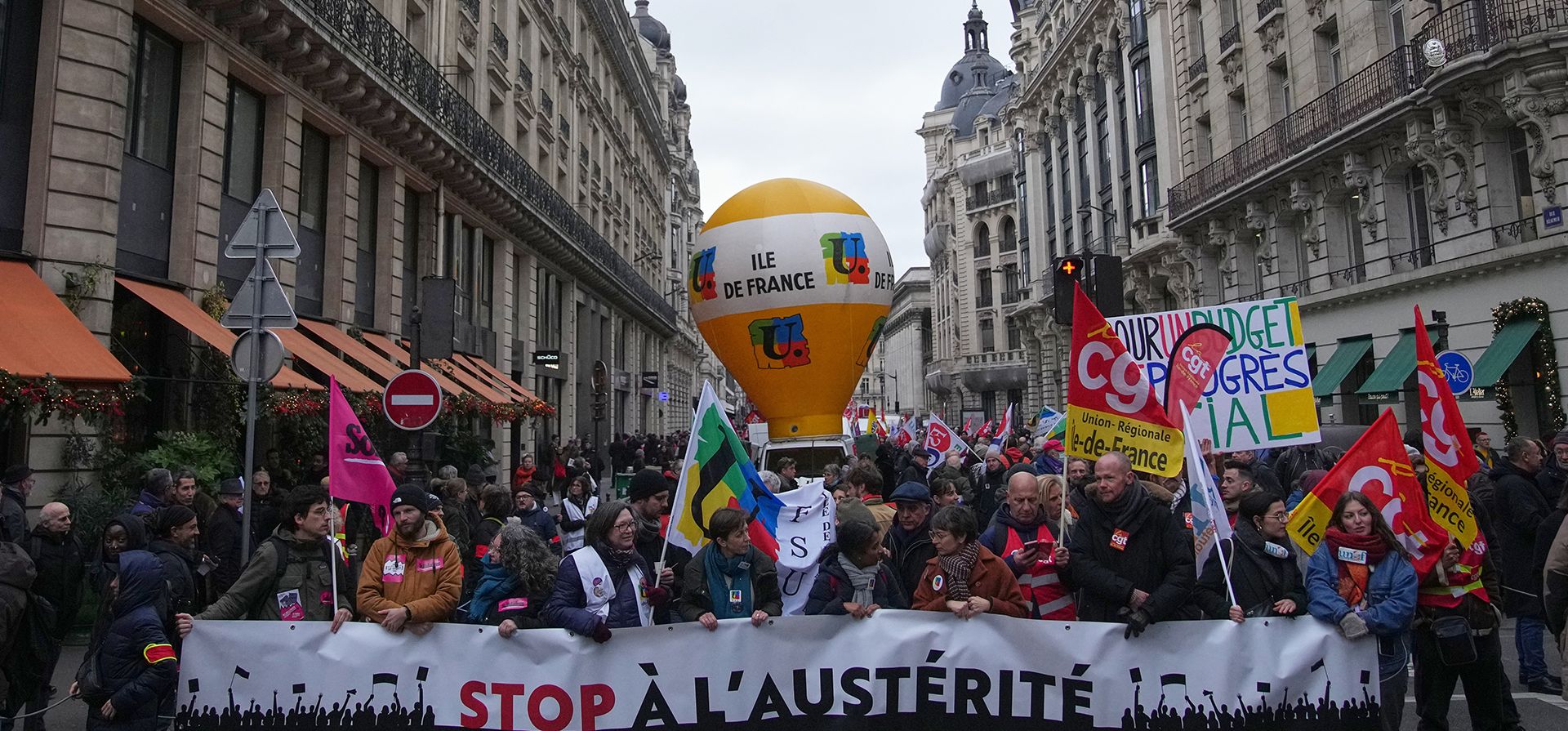 Personas sostienen una pancarta con la leyenda 