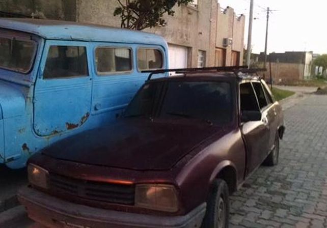 El Peugeot 505 quemado en Pje Echeverría 6500. / gentileza: @Veroensinas.