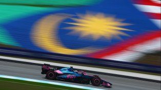 El Alpine de Franco Colapinto, por el circuito de Sepang y la bandera malaya de fondo, aunque fue el GP de Baréin.