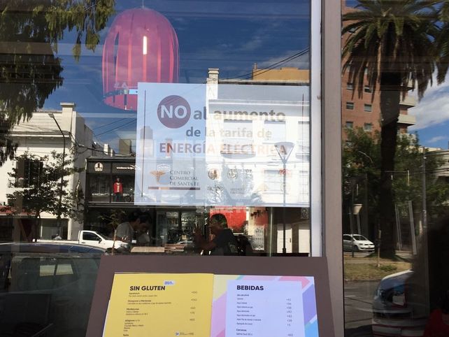 Con carteles en las vidrieras, los comercios santafesinos se quejan de las tarifas eléctricas