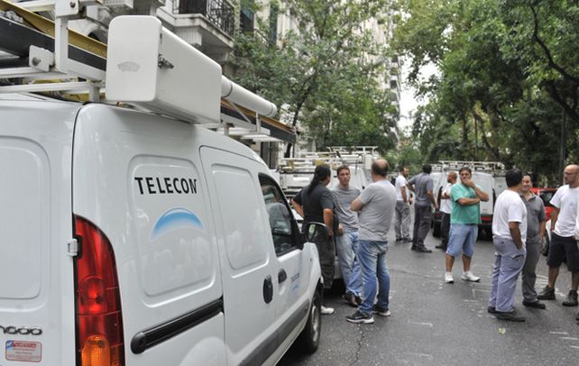 Protesta. Trabajadores de Telecom cortaron ayer Dorrego al 700