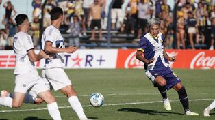 Cervera definió con clase a los 27 minutos del primer tiempo ante Liverpool.