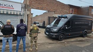 Detuvieron a dos policías con medio kilo de cocaína, dinero y armas