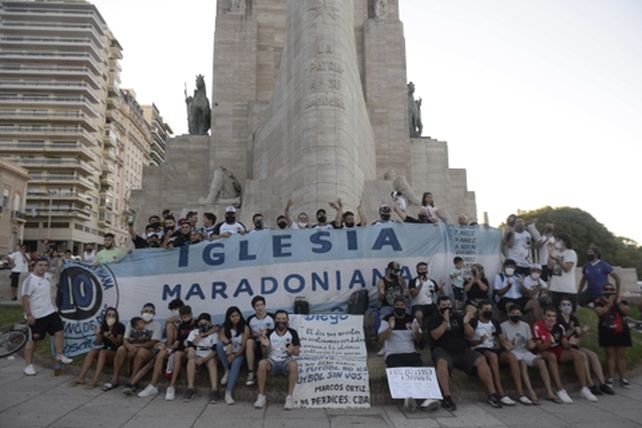 El desborde en la marcha por Maradona hizo retirar a Claudia, Dalma y Gianinna