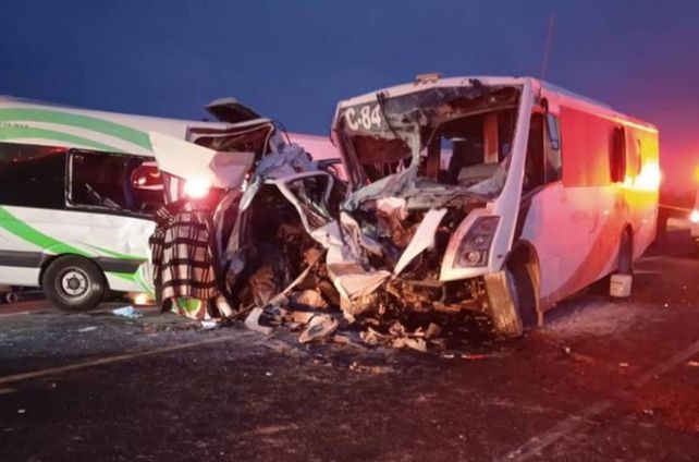 Un choque entre dos vehículos de pasajeros dejó 16 muertos en México