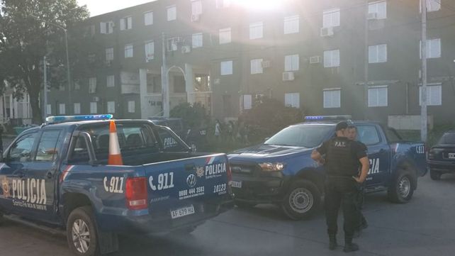 Efectivos policiales en la zona del barrio Centenario donde se produjeron incidentes entre miembros de la barra brava de Colón.&nbsp;
