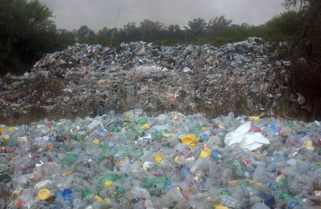 La basura de todo tipo est&aacute; amontonada en diferentes partes del vertedero