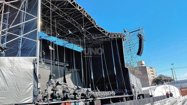 Se cayó parte del escenario donde iba a actuar Tini y evalúan postergar el recital