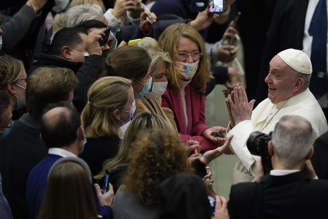El Papa pidió simplificar los procesos de adopción e instó a las parejas  a tener más hijos