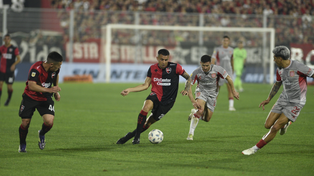 Juan Ignacio Méndez intenta avanzar ante Estudiantes en la última fecha. El volante de Newells será protagonista de su primer clásico rosarino.