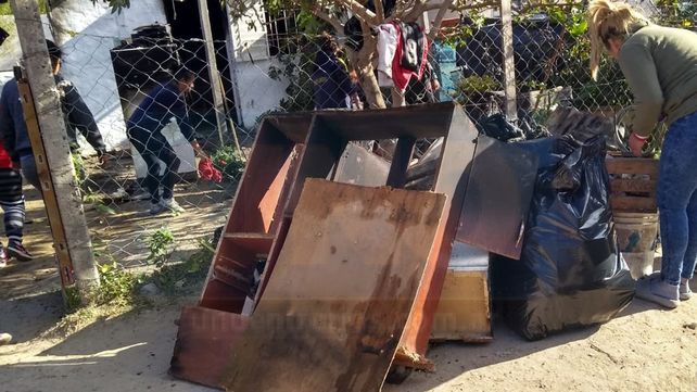 Vecinos ayudan a la familia que perdió todo en un incendio