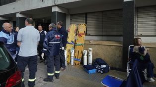 Alarma este lunes a la mañana. Personal del Sies asiste a vecinos del edificio donde se incendió un ascensor.&nbsp;