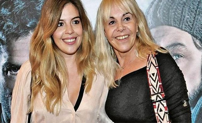 {altText(<p>Hija y madre. “No miraré jamás el peor programa de la televisión, pero leo que #tatadejandolosmudos es trending topic”, publicó Dalma tras las declaraciones de Claudia.&nbsp;</p>,Dalma Maradona estalló en las redes bancando a su mamá: 