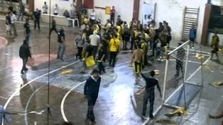 Murió un técnico de futsal por las trompadas que le pegó un padre en pleno partido