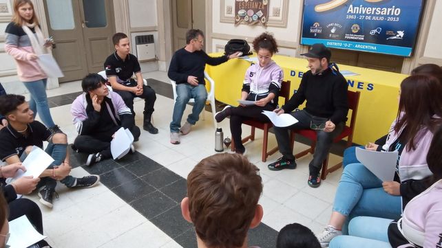 Juntos. Los chicos debatieron el guión con los directores y se metieron en la obra.