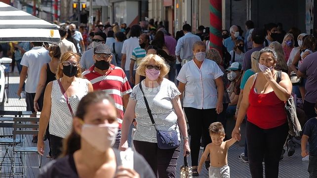 Repleta de gente y con buenas ventas. Así lució la peatonal santafesina en la previa de Navidad.&nbsp;