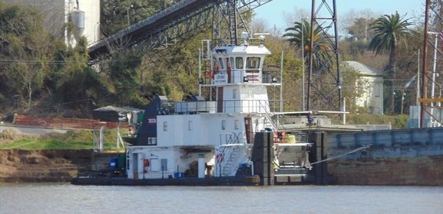 El remolcador "Urano" se hundió frente a la Terminal 6 de San Lorenzo.