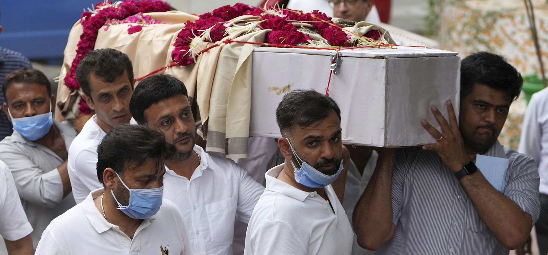 Familiares portan el ataúd de Dilip Patel, víctima del accidente aéreo de Air India, durante su cremación en un crematorio en Ahmedabad, India, el lunes 16 de junio de 2025. (Foto AP/Ajit Solanki) Familiares portan el ataúd de Dilip Patel, víctima del accidente aéreo de Air India, durante su cremación en un crematorio en Ahmedabad, India, el lunes 16 de junio de 2025. (Foto AP/Ajit Solanki)