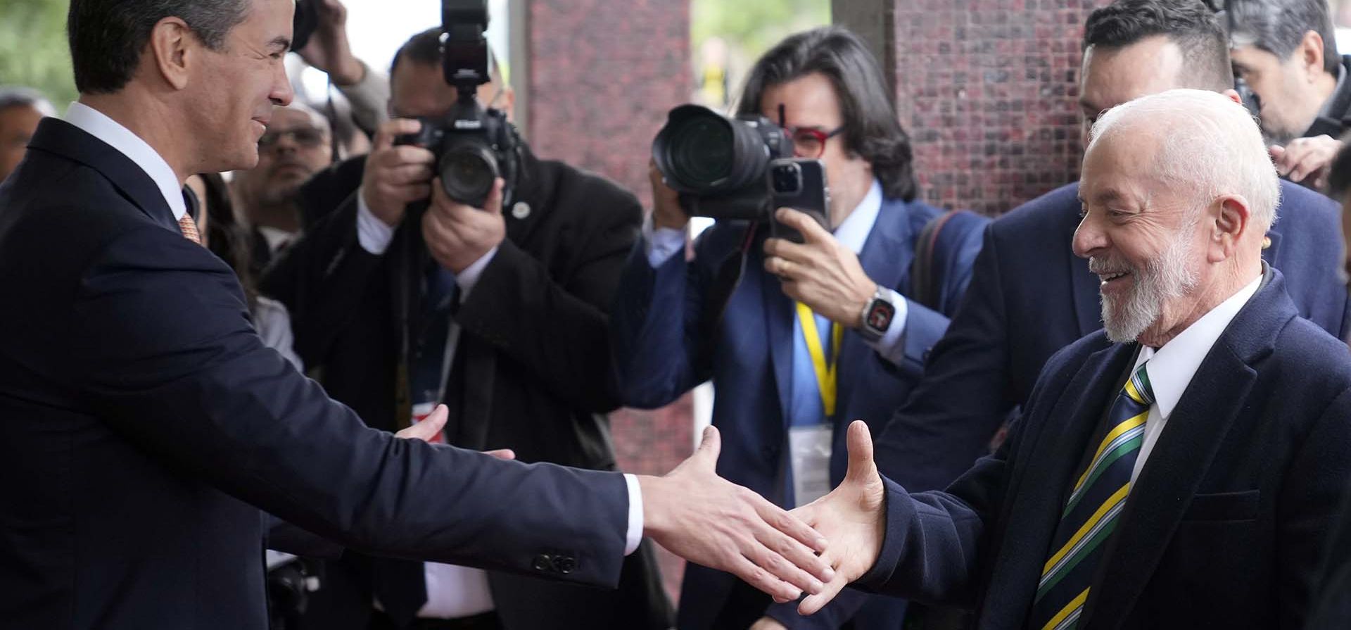El presidente de paraguay, Santiago Peña, saluda al presidente de Brasil, Luiz Inácio Lula da Silva, a su llegada a la 64ª Cumbre del Mercosur en Asunción, Paraguay, el lunes 8 de julio de 2024. (Foto AP/Jorge Saenz) El presidente de paraguay, Santiago Peña, saluda al presidente de Brasil, Luiz Inácio Lula da Silva, a su llegada a la 64ª Cumbre del Mercosur en Asunción, Paraguay, el lunes 8 de julio de 2024. (Foto AP/Jorge Saenz)