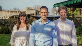 Conducción. Jorgelina Vega y Favio Schiaretti escoltan al intendente Pablo Corsalini.