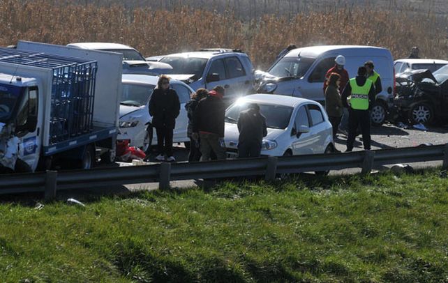 Una cadena de errores. Un auto habría frenado de golpe al entrar en el humo y un camión lo habría chocado.