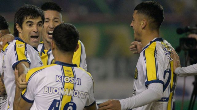 Ignacio Malcorra festeja el gol de Báez. Mandó el córner que bajó Veliz.