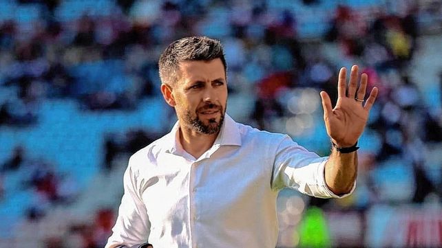 El entrenador uruguayo Paulo Pezzolano estaría en carpeta de Colón como uno de los candidatos a suceder a Eduardo Domínguez.