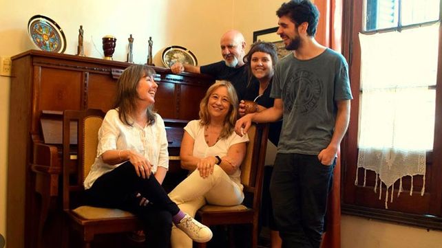 Madrigal a pleno. Irene Rodríguez y Gabriela Rivoira (sentadas)  junto a Raúl Rey, Sofía Rodríguez y César Castillo. 