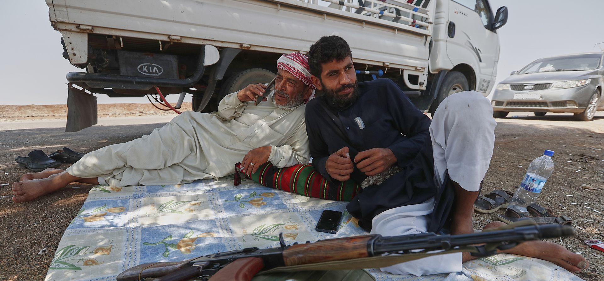 Combatientes beduinos descansan a la sombra de un camión mientras se reúnen en la aldea de Busra al-Harir, al noroeste de la ciudad de Sweida, mientras las fuerzas de seguridad acordonan la zona, en el sur de Siria, el martes 22 de julio de 2025. (Foto AP/Omar Sanadiki) Combatientes beduinos descansan a la sombra de un camión mientras se reúnen en la aldea de Busra al-Harir, al noroeste de la ciudad de Sweida, mientras las fuerzas de seguridad acordonan la zona, en el sur de Siria, el martes 22 de julio de 2025. (Foto AP/Omar Sanadiki)