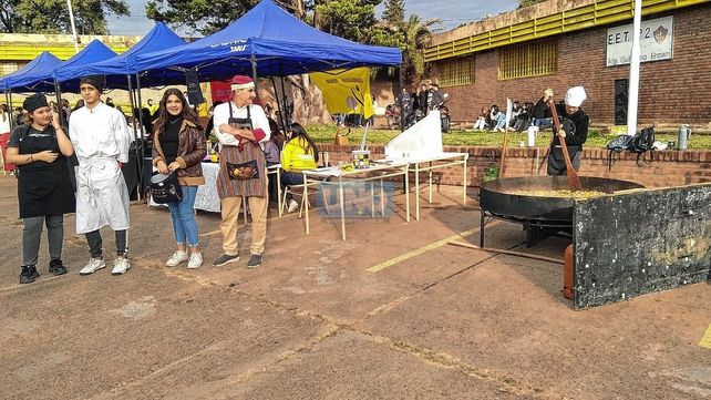 Alumnos de la escuela técnica N° 2 Almirante Brown cocinaron 200 porciones de locro