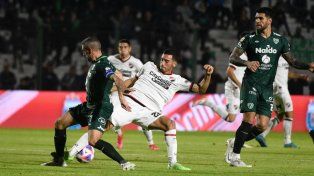 Portillo la pelea con Lisandro López. El delantero leproso tuvo una opción de gol.