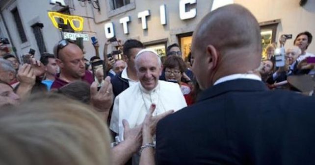 El Papa Francisco fue acompañado por su chofer y los policias de civil.