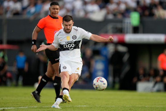 Tim Payne debutó y anotó su primer gol con Olimpia de Paraguay.