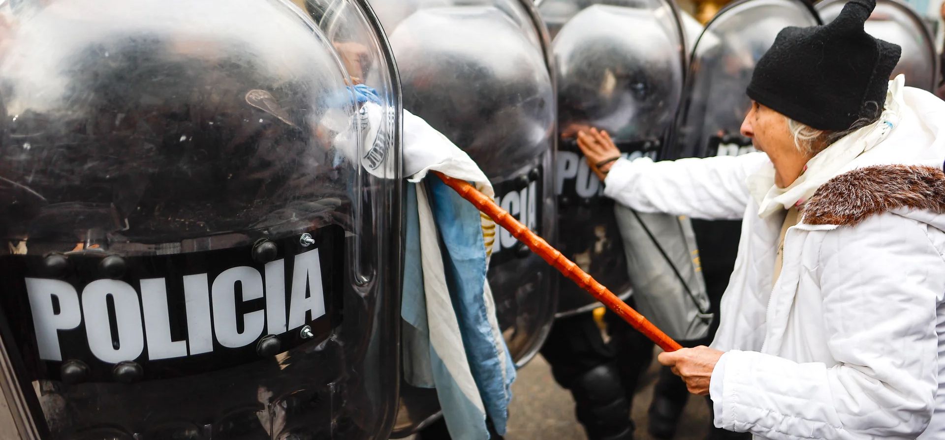 Agentes de policía se alinean en una protesta de jubilados, parte de las manifestaciones contra los recortes realizados por el gobierno de Javier Milei, Buenos Aires, Argentina. Fotografía: Juan Ignacio Roncoroni/EPA Agentes de policía se alinean en una protesta de jubilados, parte de las manifestaciones contra los recortes realizados por el gobierno de Javier Milei, Buenos Aires, Argentina. Fotografía: Juan Ignacio Roncoroni/EPA