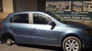 Le robaron dos ruedas del auto